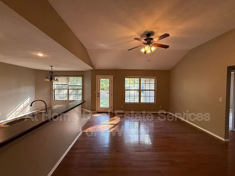 4 bed, 2.0 bath, 1595 sqft, $1,950 — Photo 3