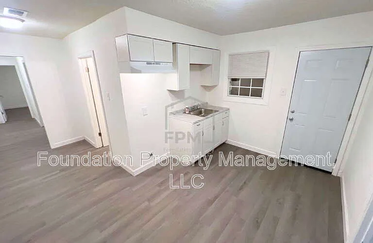2773 Waverly Ave — Photo 3