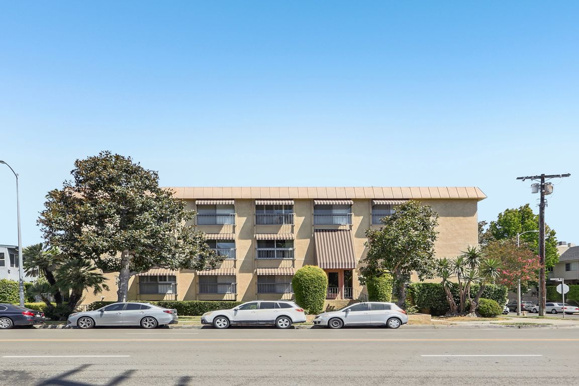 Moorpark St 305-S0908-001.jpg