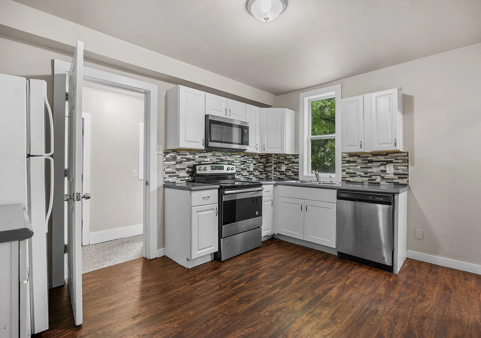 5 Bedrooms, 2 Bathrooms - Near Drake — Photo 2