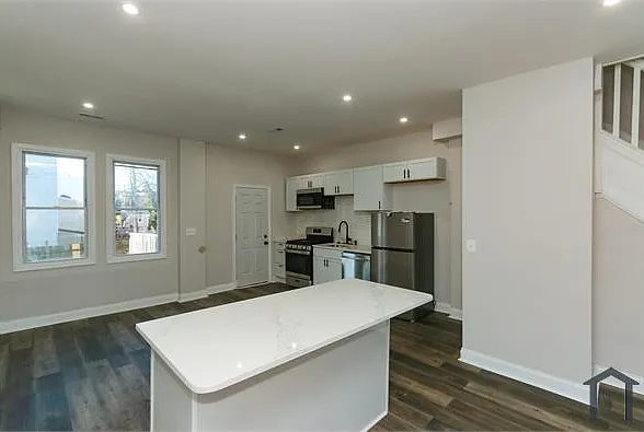 3 bed, 1249 sqft, $2,100 — Photo 2