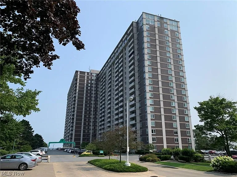 Lake Ave — Photo 1