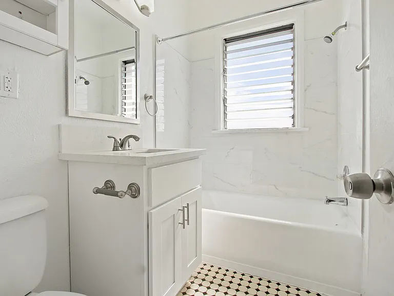 Ancelle Apartments - Studio Bathroom