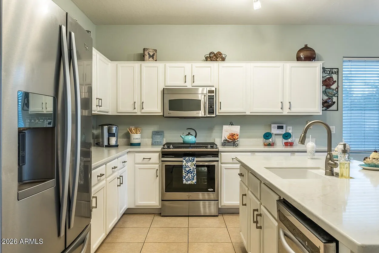 3 bed, 2.0 bath, 1831 sqft, $3,300 — Photo 2