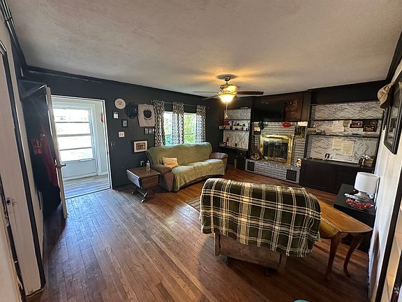 4th image of 211 E C St