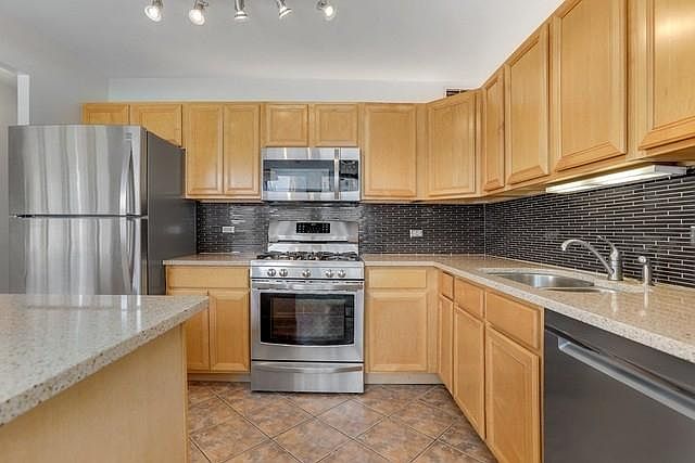1st image of 444 W Fullerton Pkwy APT 404