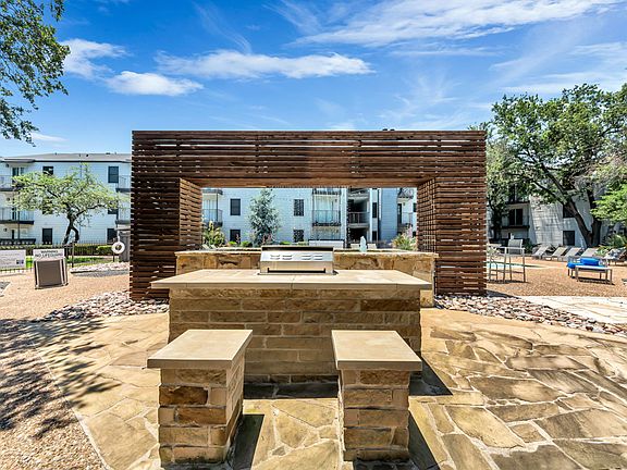 Relax and unwind in our outdoor lounge with fire pit - perfect for evenings with friends and neighbors.