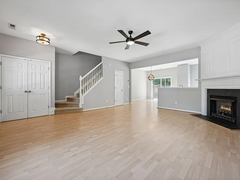 306 Canyon Lake Cir — Photo 2