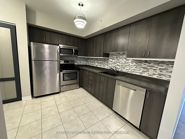 39 Ferndale Dr S #203 — Photo 4