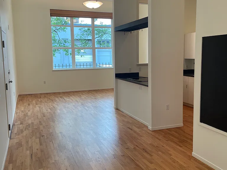 1009 NW Hoyt St #111 — Photo 8