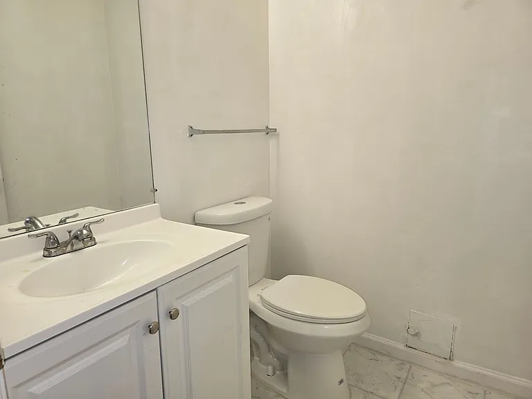 590 Parkview Dr — Photo 3