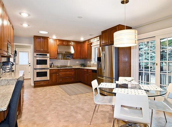 3rd image of 620 E Balsam Ln