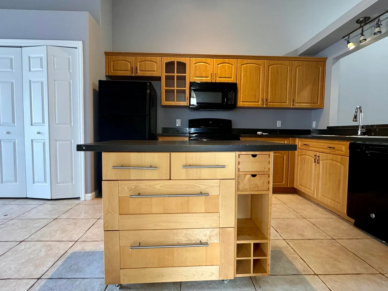 3 bed, 2.0 bath, 1300 sqft, $2,695 — Photo 2