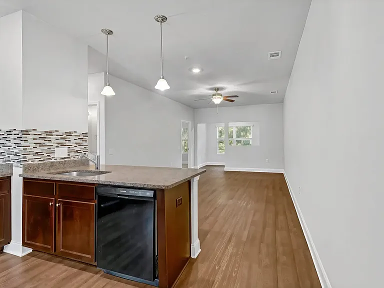 Hickory Grove Apartments — Photo 15