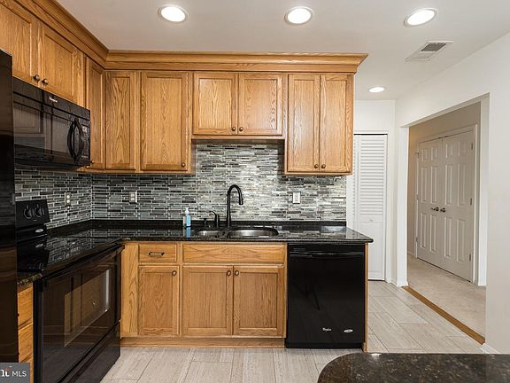 5th image of 550 Riviera Dr APT B