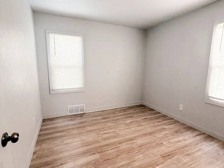 20529 Westphalia St — Photo 7