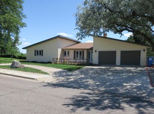 635 W 2nd St, Pierre, SD 57501