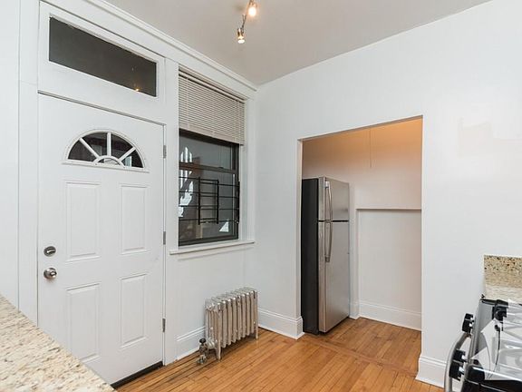 4th image of 1314 W Waveland Ave