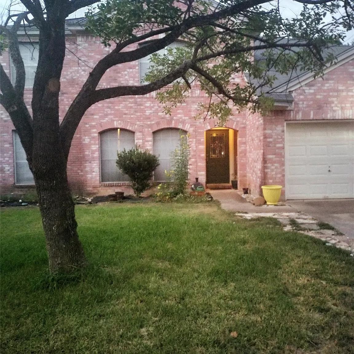 4 bed, 2.5 bath, 2732 sqft, $2,400 — Photo 1