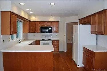 4th image of 8 Ledge Ave