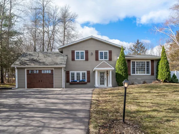 30960 Montclair Dr, Lindstrom, MN 55045