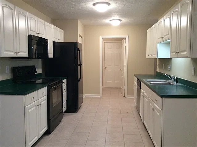 3 bed, 2.0 bath, 1572 sqft, $1,970 — Photo 2