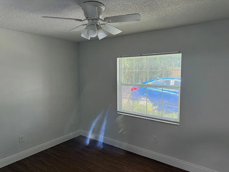726 Edgewater Dr — Photo 10