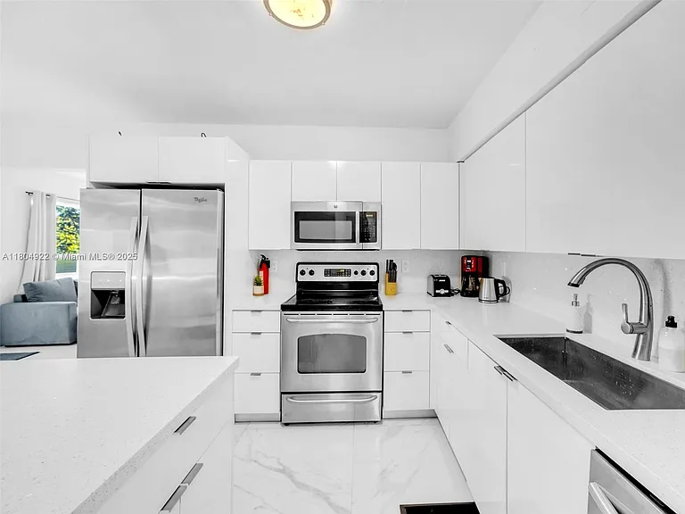 421 W Pembroke Rd #0 — Photo 19