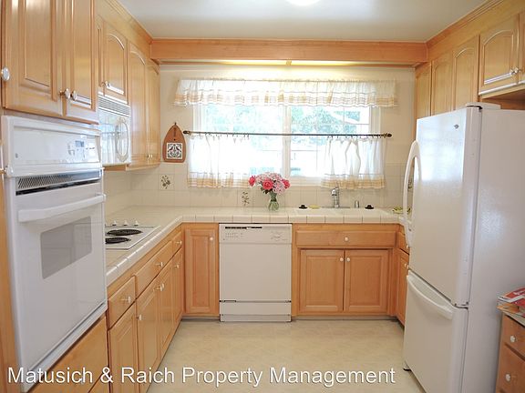 4th image of 910 Longwood Ln