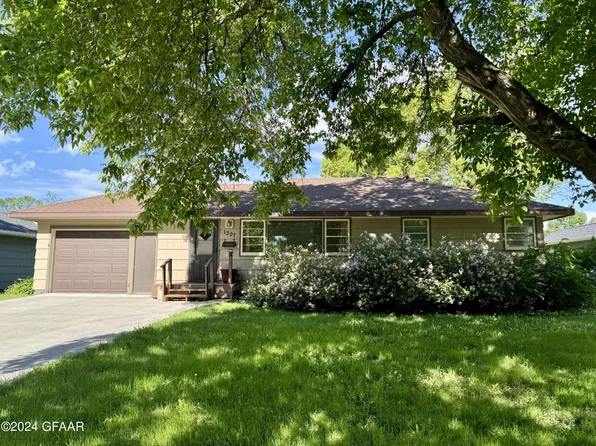 1307 N Front St, Crookston, MN 56716
