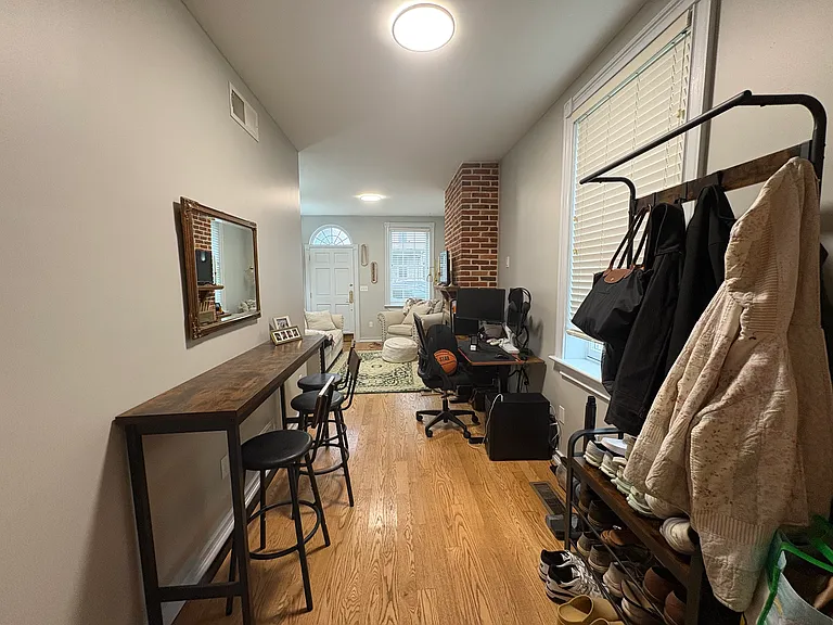 233 E Main St — Photo 4