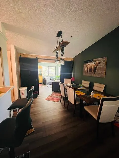1 bed, 1.0 bath, 696 sqft, $1,495 — Photo 2