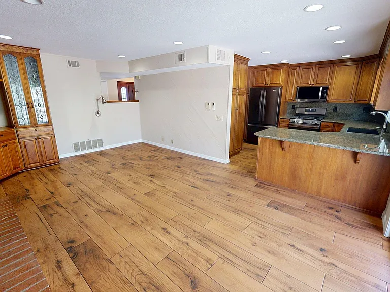 2431 Deerfield Ct — Photo 8