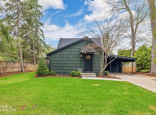 319 Beaupre Ln, Grosse Pointe Farms, MI 48236