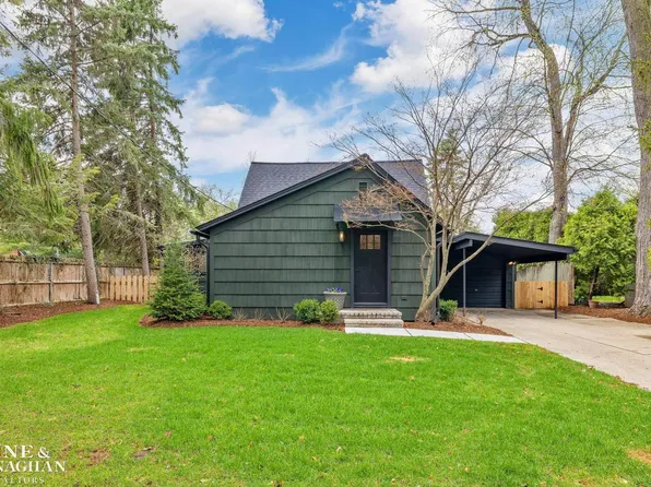 319 Beaupre Ln, Grosse Pointe Farms, MI 48236