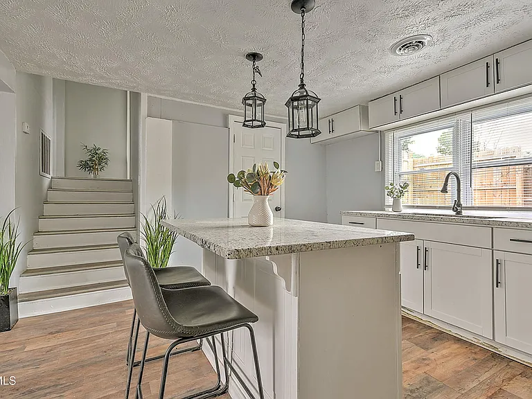 463 Manville Rd — Photo 25