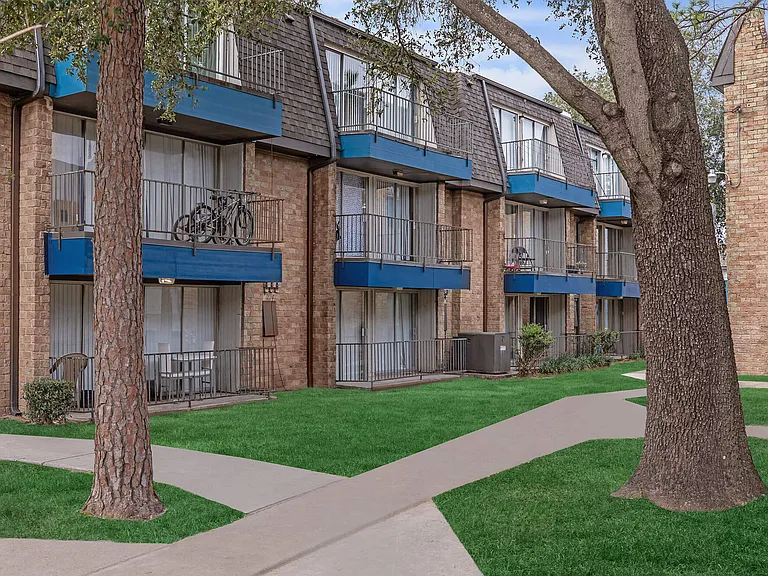 3737 Hillcroft Apartments — Photo 11