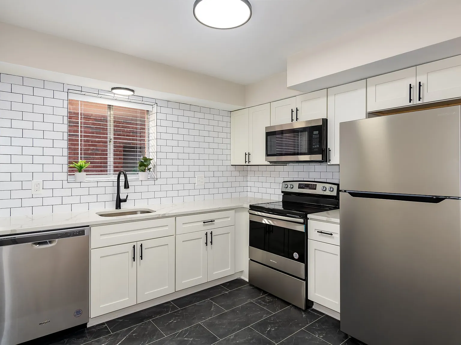 Lindenwood Heights Apartments — Photo 2