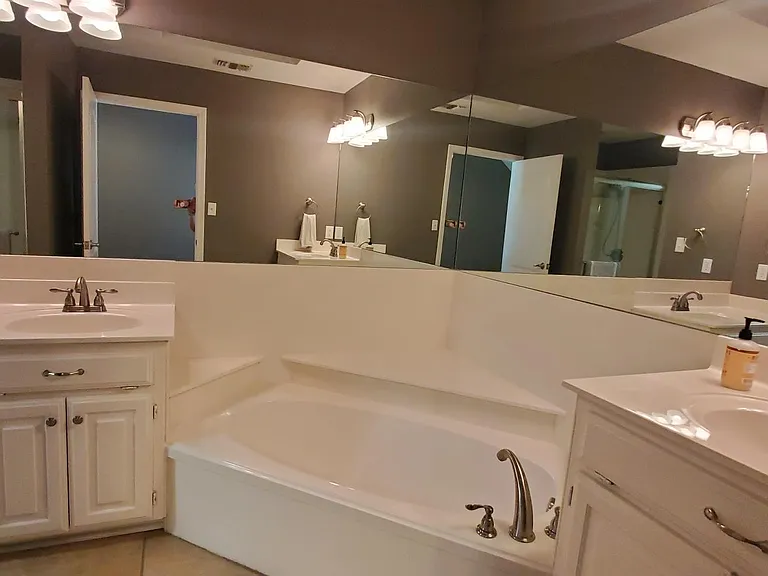 18257 Springmill Ct — Photo 40