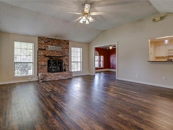 4th image of 1101 Colmar Dr