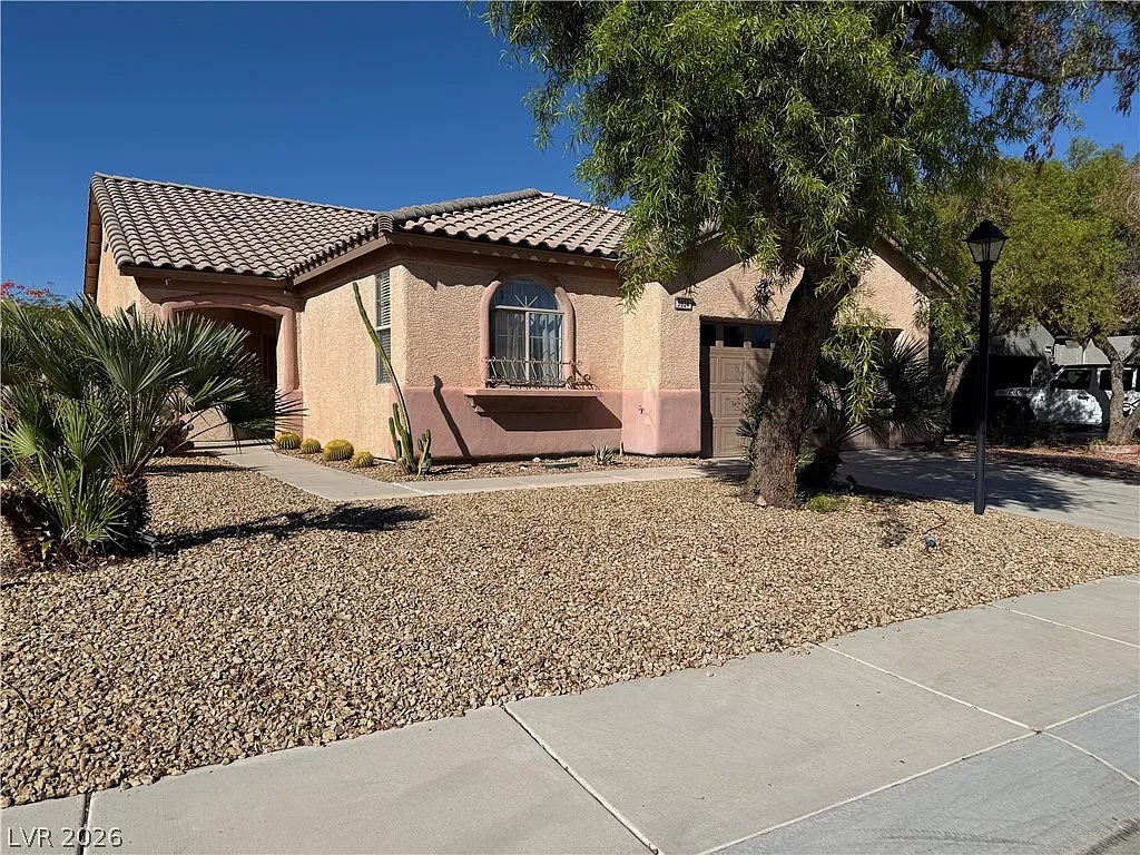 3 bed, 2.0 bath, 1622 sqft, $2,300 — Photo 1