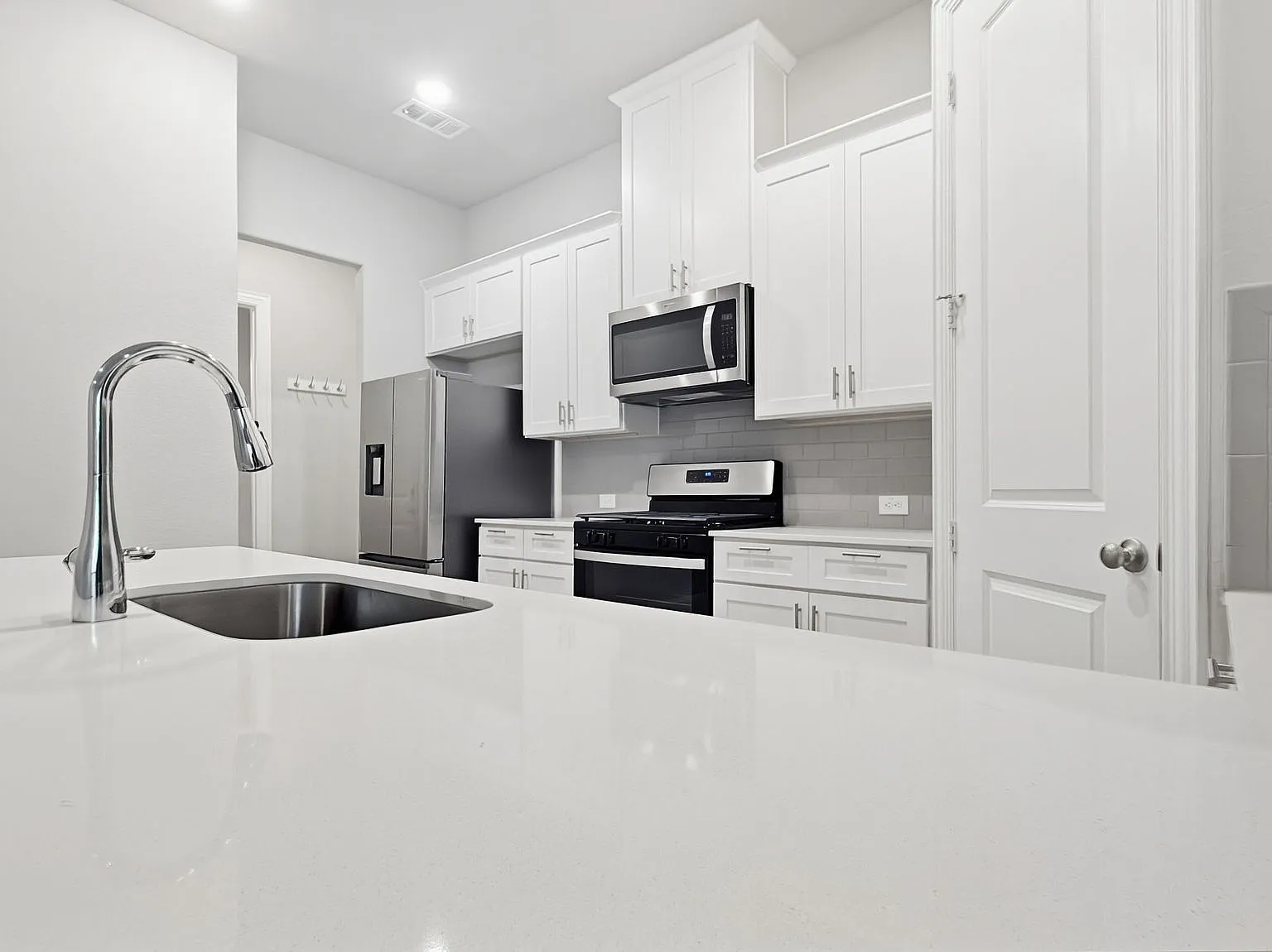 3 bed, 2.5 bath, 1690 sqft, $2,795 — Photo 3