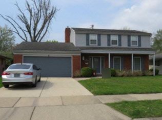 871 Blairmoor Ct, Grosse Pointe Woods, MI 48236