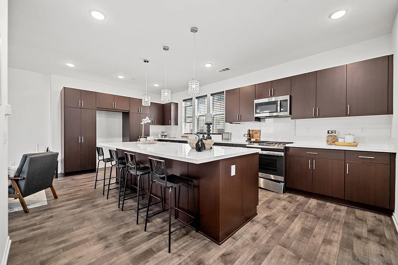 2 bed, 2.5 bath, 1351 sqft, $3,300 — Photo 4