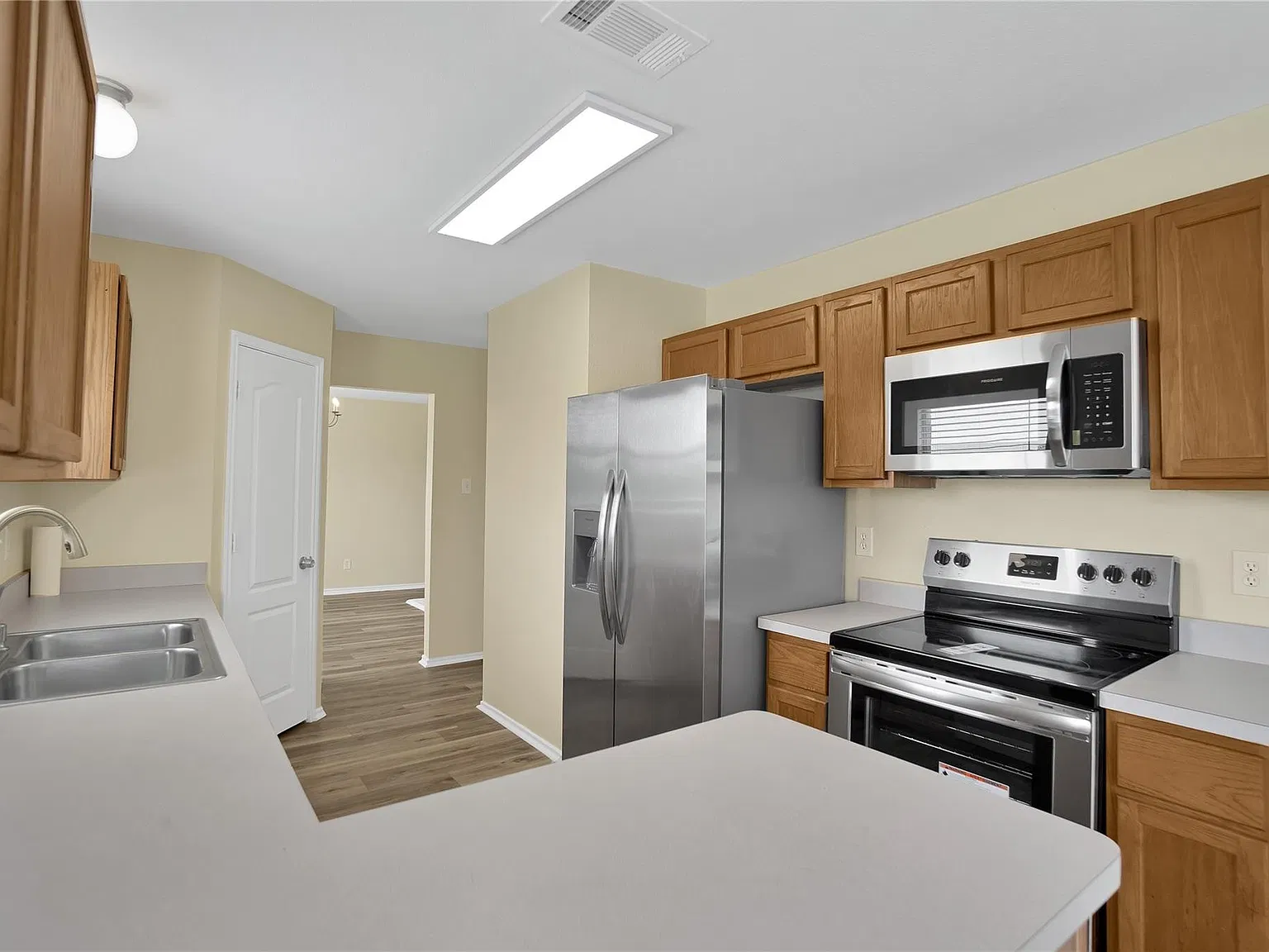 4 bed, 2376 sqft, $2,300 — Photo 4