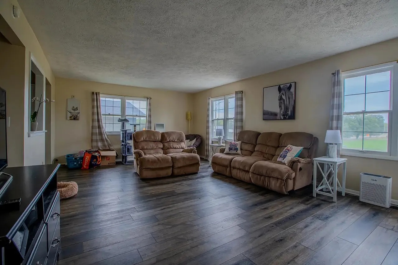 3 bed, 1300 sqft, $2,700 — Photo 2