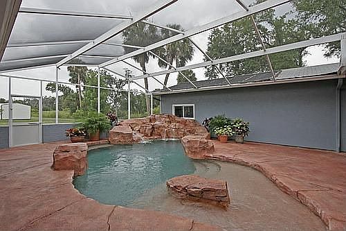 Pool w/beach entry
