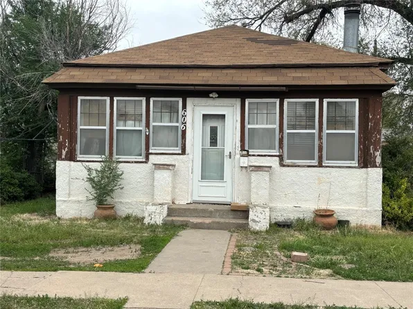 606 N 10th St, Garden City, KS 67846