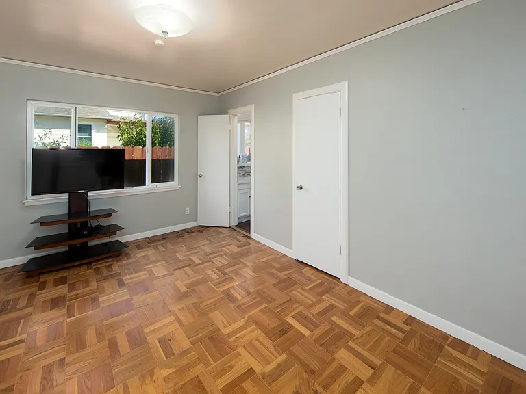 330 Beverly Ave — Photo 16
