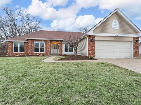 3968 Triple Crown Dr, Florissant, MO 63034